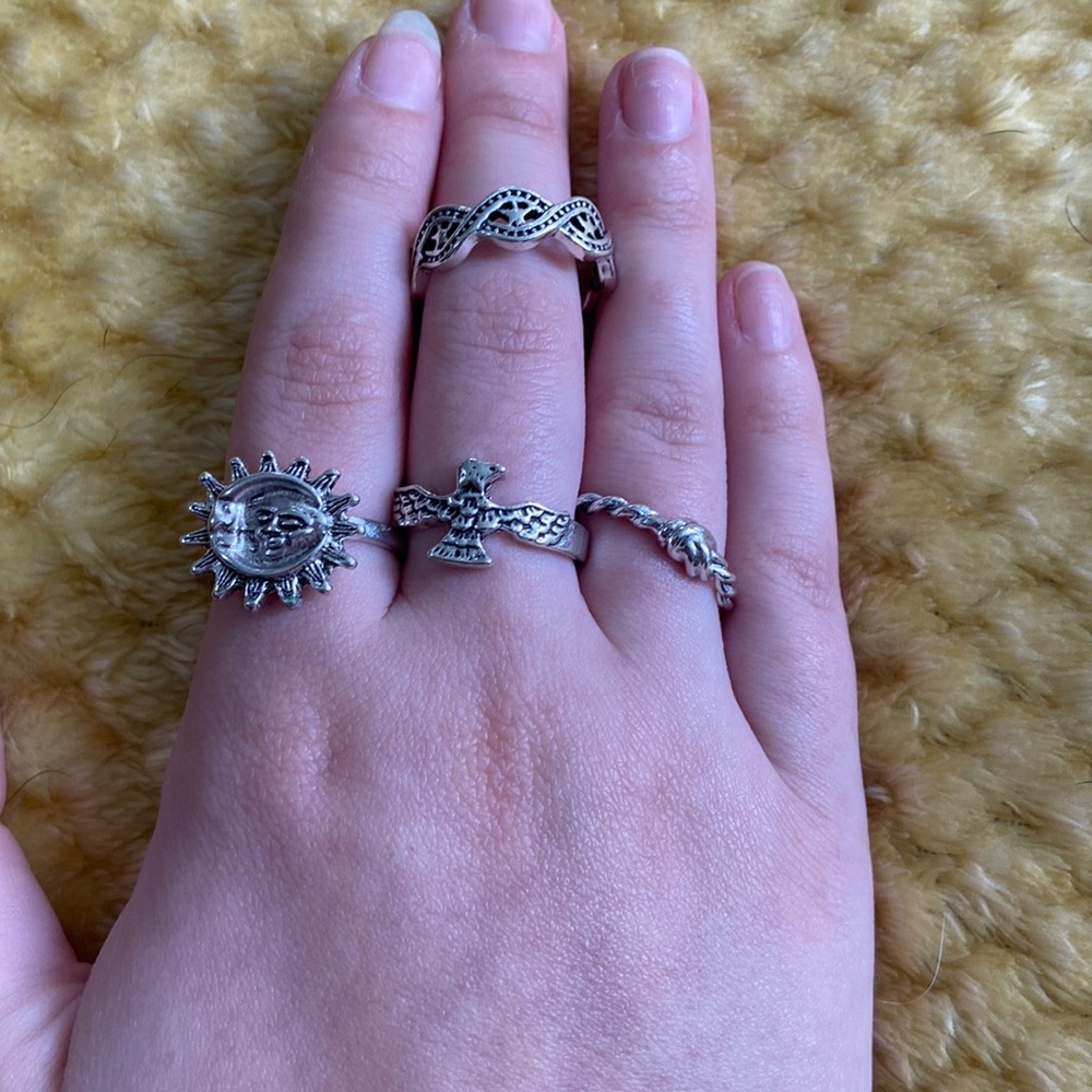 NWOT Set of 4 women’s rings